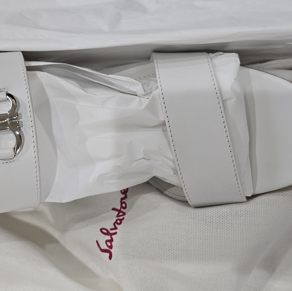 Salvatore Ferragamo Cayla Gancino Sandals New in white size 8.5 with box and bag - Picture 10 of 10